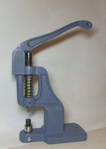 Как установить хольнитены. Пресс для фурнитуры