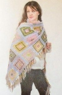 Вязаная шаль из квадратных мотивов