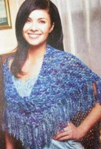 Вязаная шаль-пончо с цветком