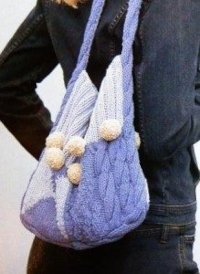 Вязаная сумка с помпонами