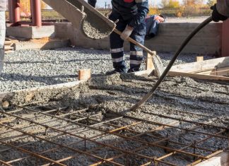 Элегантность и стиль в интерьере зала в темных тонах