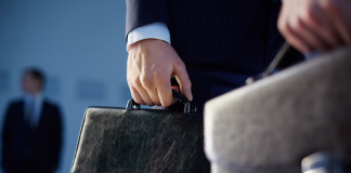 Штатный юрист против юридического аутсорсинга: реальная математика безопасности бизнеса в 2026 году