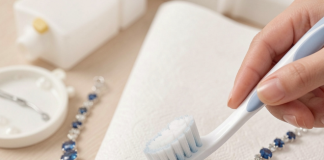 Как бережно почистить колье с сапфирами перед важным мероприятием, не повредив хрупкие ювелирные закрепки